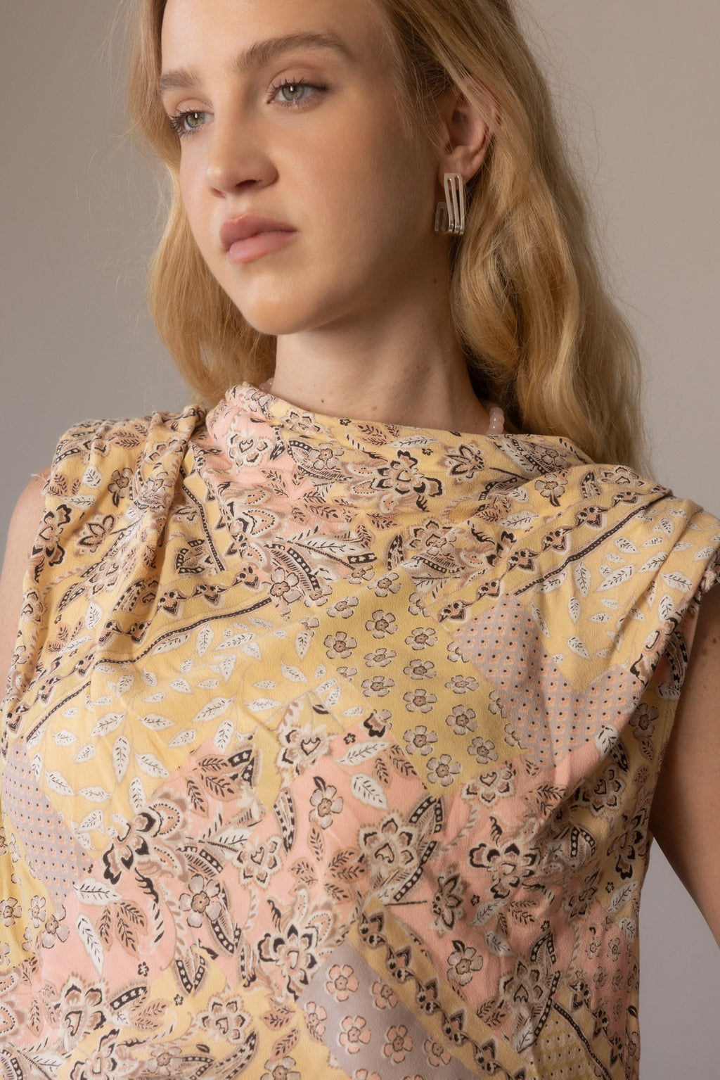 Blusa con hombreras
