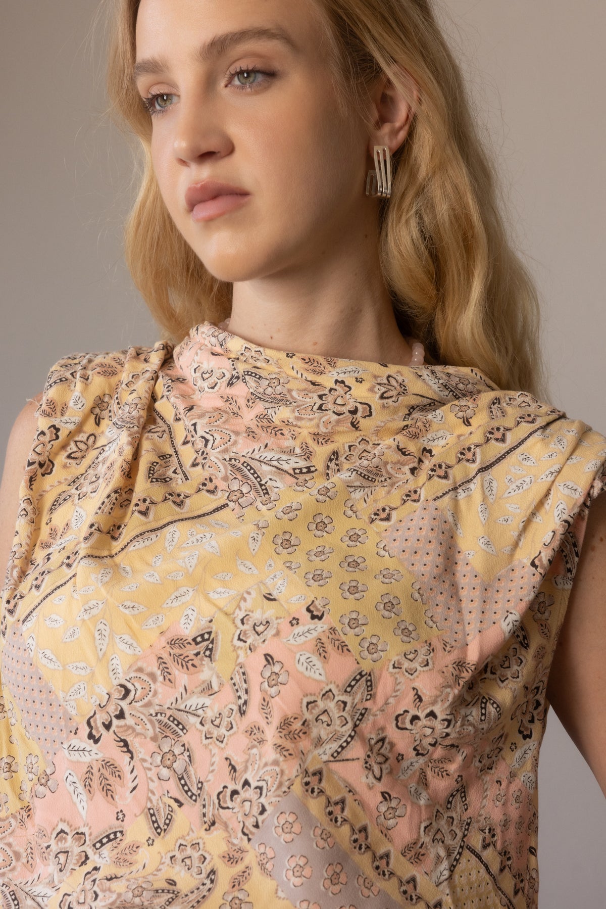 Blusa con hombreras