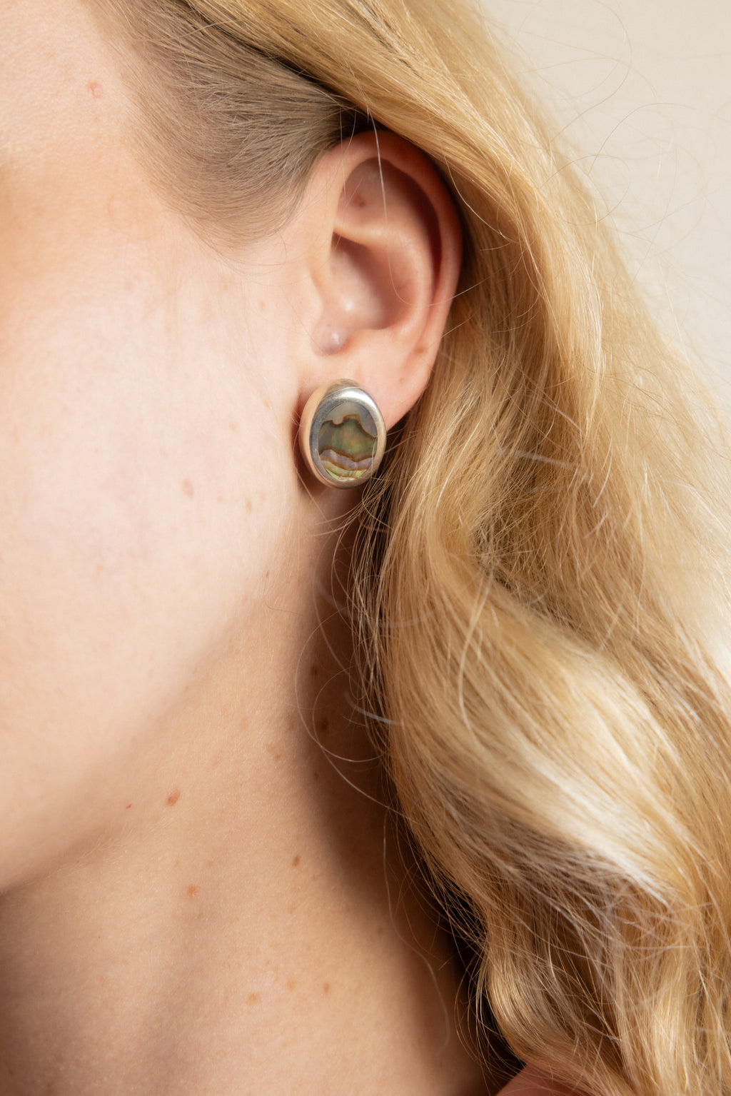 Aretes ovalados con concha de abulón