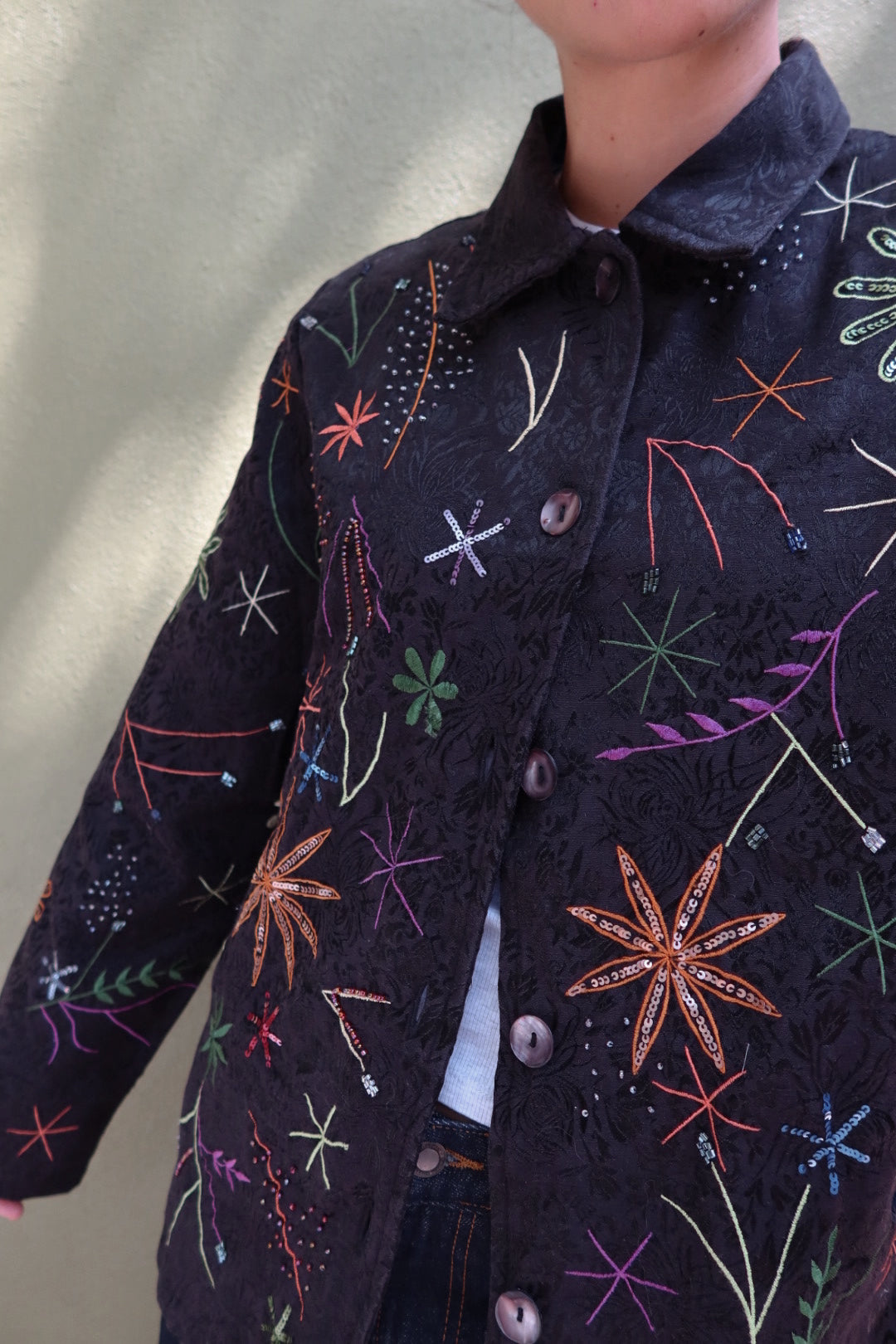 Sobre camisa vintage con bordados y lentejuelas