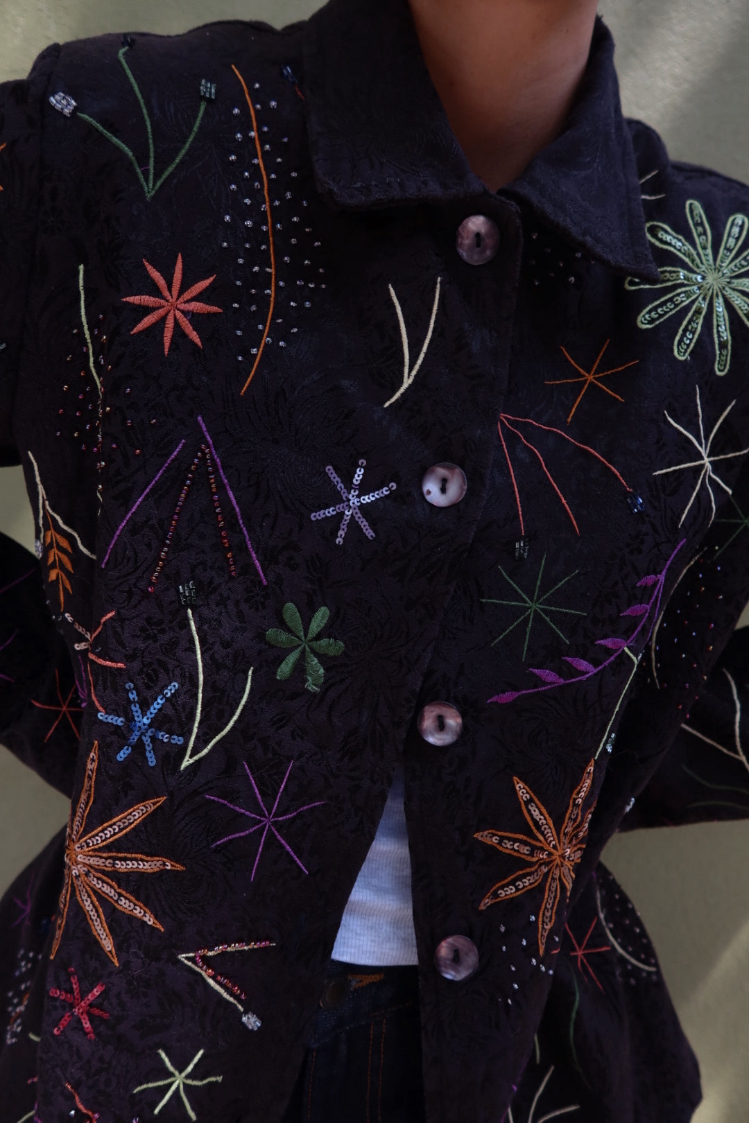 Sobre camisa vintage con bordados y lentejuelas