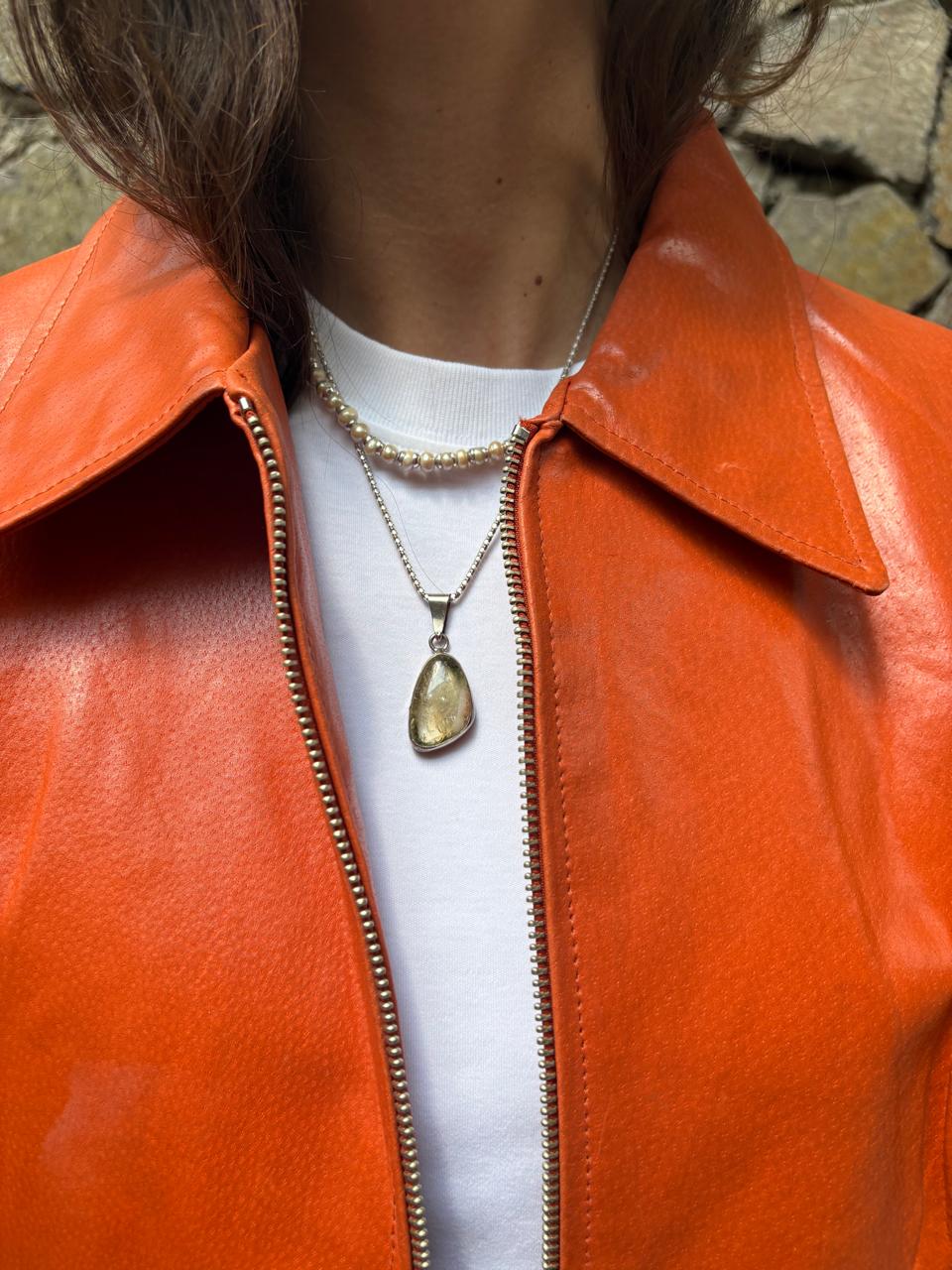 Dije de piedra transparente
