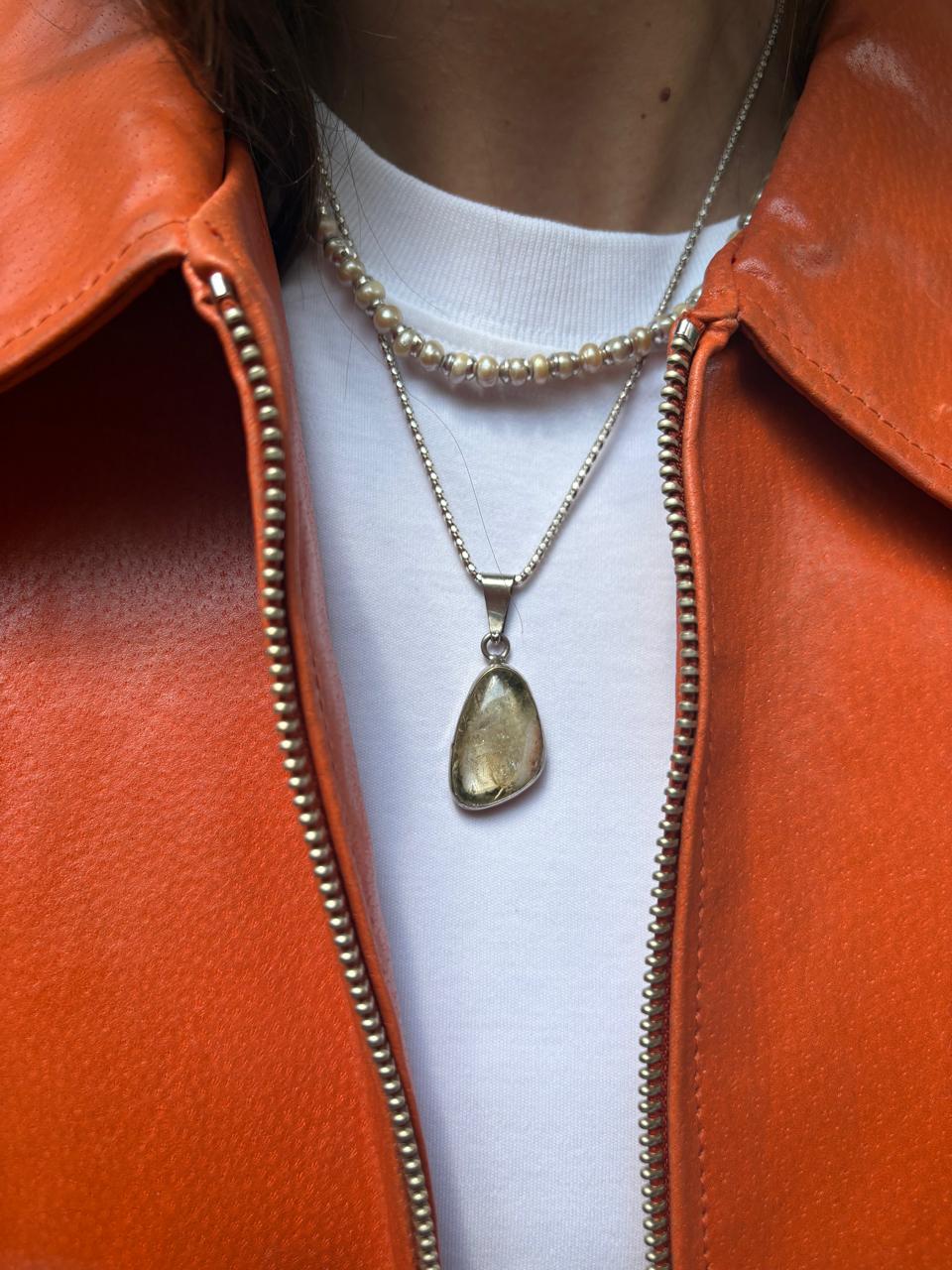 Dije de piedra transparente